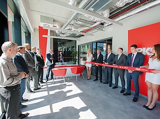 Foto z otevření showroomu